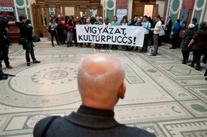 'Attention: Cultural coup!' – demonstration by Free Artists in the Kunsthalle Budapest on December 28, 2012 (Photo: Dániel Kováts)