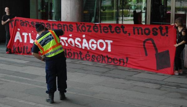 936532_603829562960384_1984898796_n